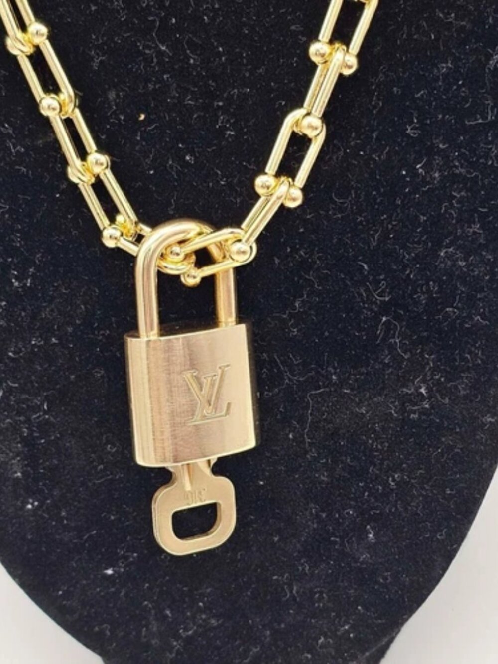Gold-Plated Necklace with Authentic Louis Vuitton Padlock - Picture 4 of 10